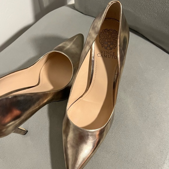 VINCE CAMUTO KAIN GOLD METALLIC PUMP - Picture 4 of 8